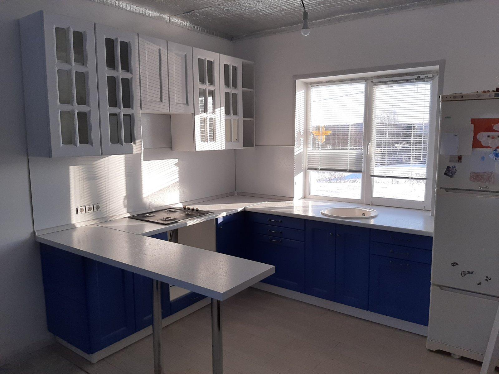 Кухня в студию сине-белая